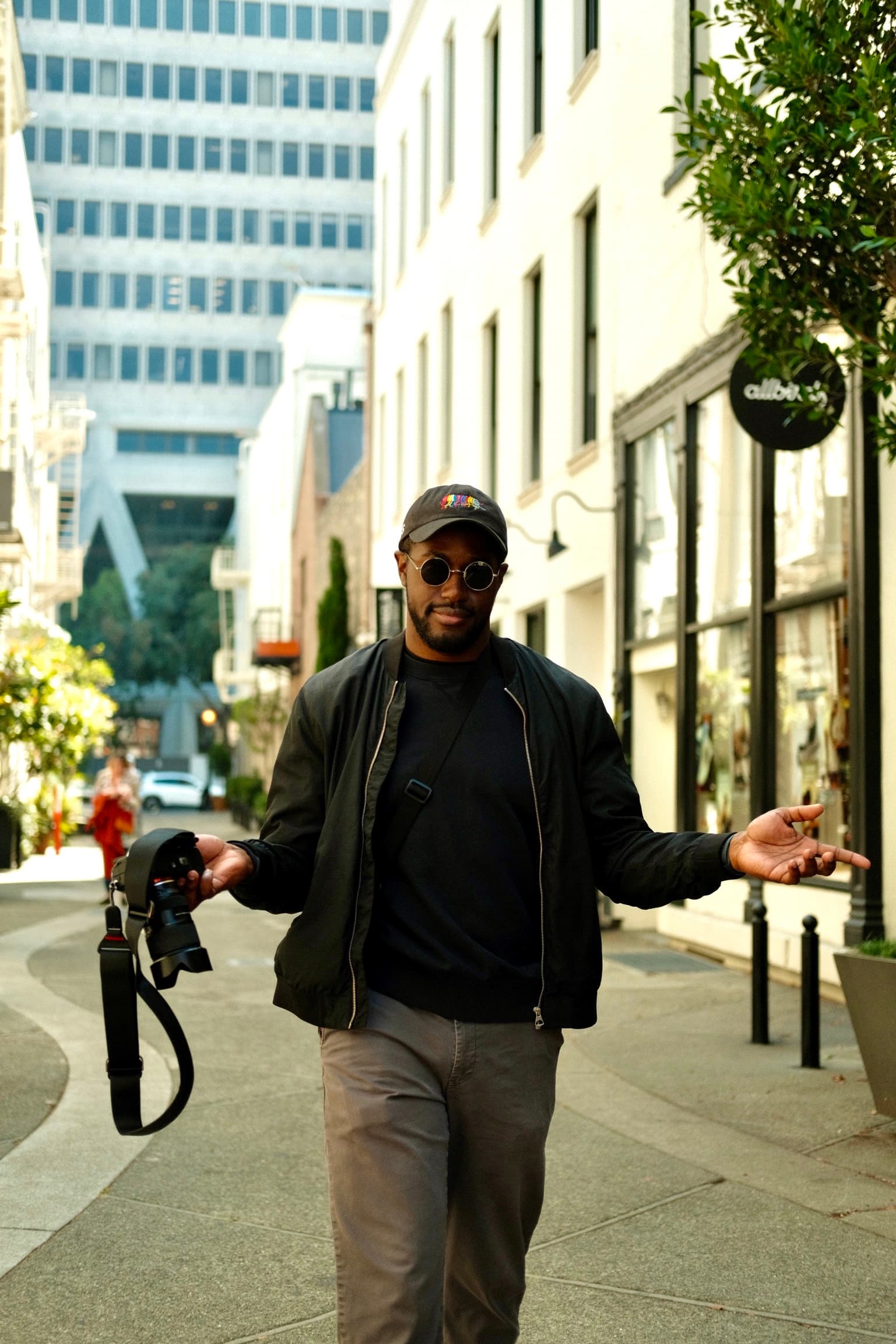 🤷🏾‍♂️📷🚶🏾‍♂️